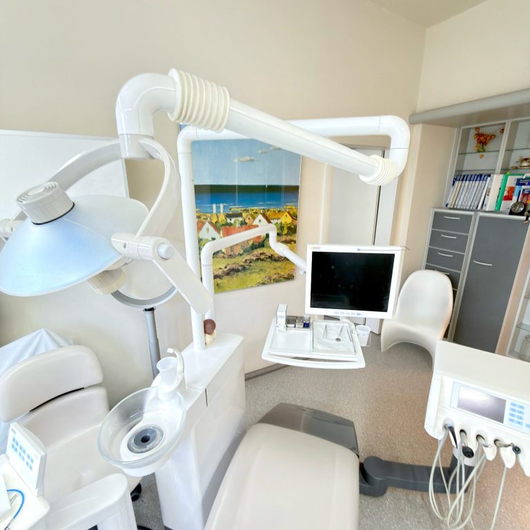 Helle Behandlungsräume beim Zahnarzt in Dresden: Moderne Ausstattung der Zahnarztpraxis Elfeld.