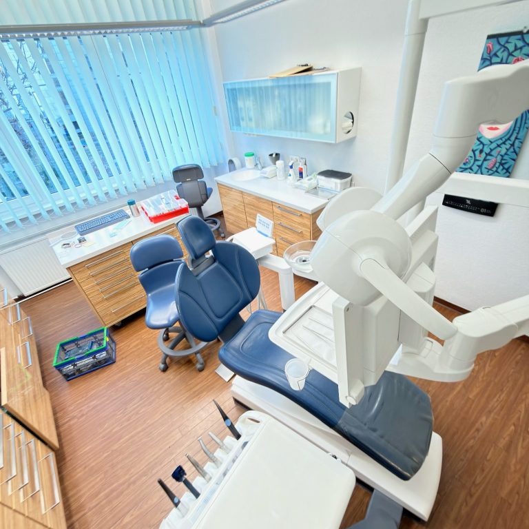 Behandlungszimmer Blick in die moderne Praxisräumlichkeit der Zahnarztpraxis Elfeld – Behandlungszimmer mit neuester Technik